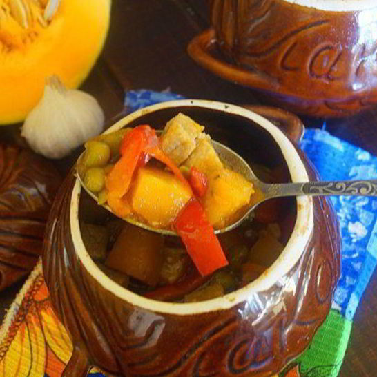 Рецепт рагу со свининой и тыквой в горшочках