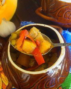 Рагу со свининой и тыквой в горшочках