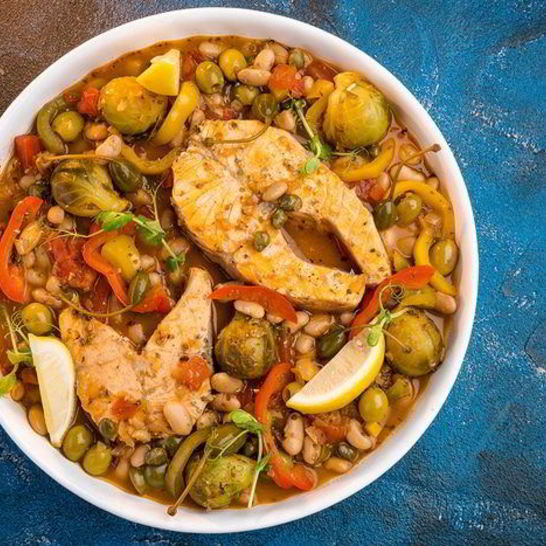 Рецепт сочного овощного рагу с лососем