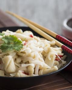 Рисовая лапша с кальмарами и кокосовым соусом