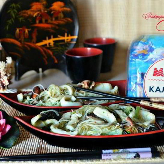 Рецепт рисовой лапши с кальмарами и шиитаке в воке