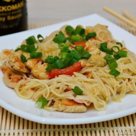 Рецепт рисовой лапши с куриным филе и овощами
