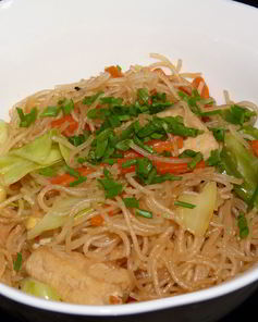 Рисовая лапша с курицей и овощами