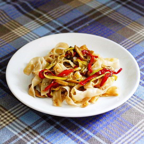 Рецепт рисовой лапши с сладким перцем и кабачками по-азиатски