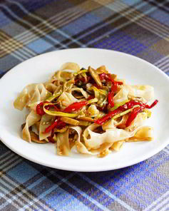 Рисовая лапша с сладким перцем и кабачками по-азиатски