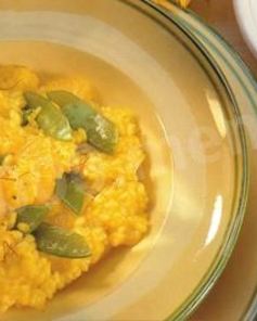 Ризотто с апельсинами, сахарным горошком и шафраном