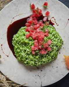 Ризотто со шпинатом, свежим тунцом и соусом терияки