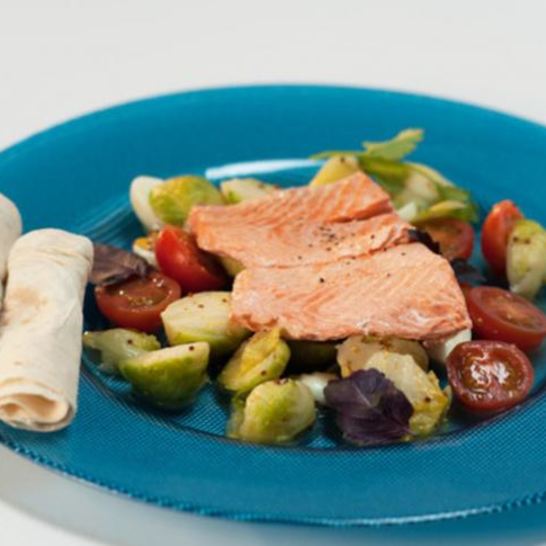 Рецепт форели на пару с салатом из брюссельской капусты