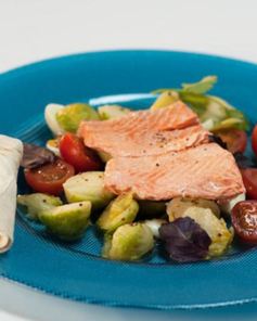 Форель на пару с салатом из брюссельской капусты