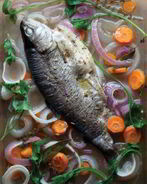 Форель пашот с луком и семенами укропа