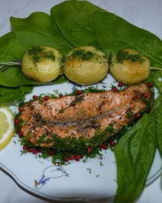 Форель с картофелем на розмариновой веточке