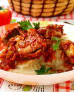 Хек с овощами в томатном соусе