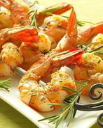 Креветки, жаренные на ветках розмарина