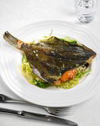 Печеная камбала с капустой и пореем