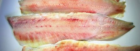 сельдь пряного посола со смородиновым соусом. Шаг 2