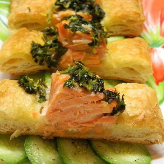 Рецепт семги на слоеной подушке с огурцами и соусом