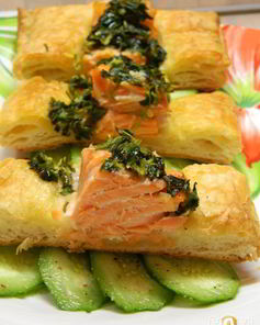 Семга на слоеной подушке с огурцами и соусом