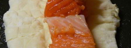 семга на слоеной подушке с огурцами и соусом. Шаг 2