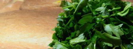 семга на слоеной подушке с огурцами и соусом. Шаг 3