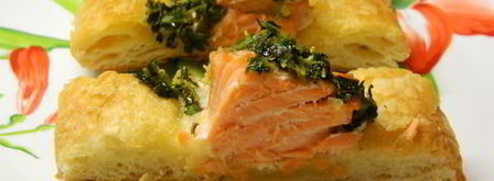 семга на слоеной подушке с огурцами и соусом. Шаг 6