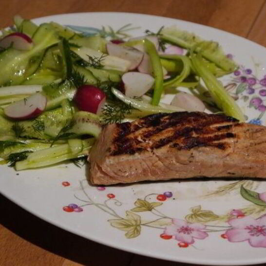 Рецепт семги с салатом из цикория, фенхеля и редиски