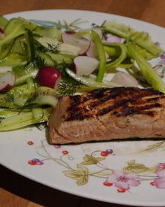 Семга с салатом из цикория, фенхеля и редиски