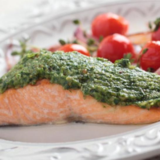 Рецепт запеченного лосося под соусом песто