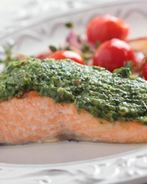 Запеченный лосось под соусом песто