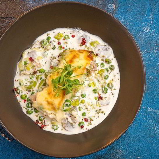 Рецепт запеченного палтуса с шампиньонами и горошком