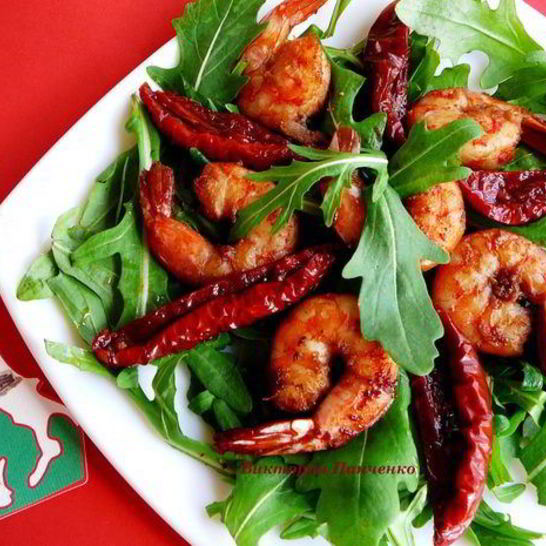 Рецепт жареных креветок с руколой и вялеными помидорами