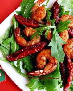 Жареные креветки с руколой и вялеными помидорами