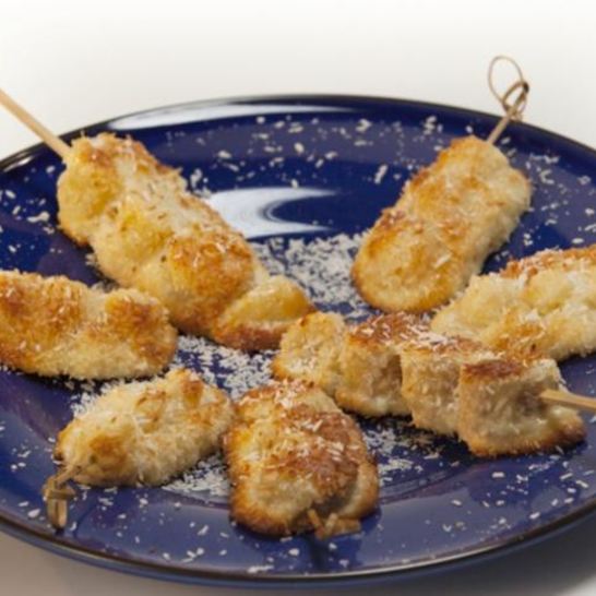 Рецепт фруктовых шашлычков в кокосовом бисквите