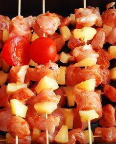 Говяжьи шашлыки по-гавайски с ананасами, красным перцем и луком