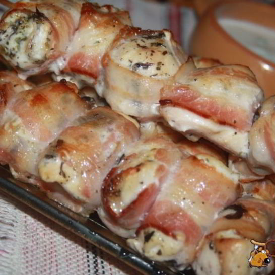 Рецепт куриных шашлыков в беконе