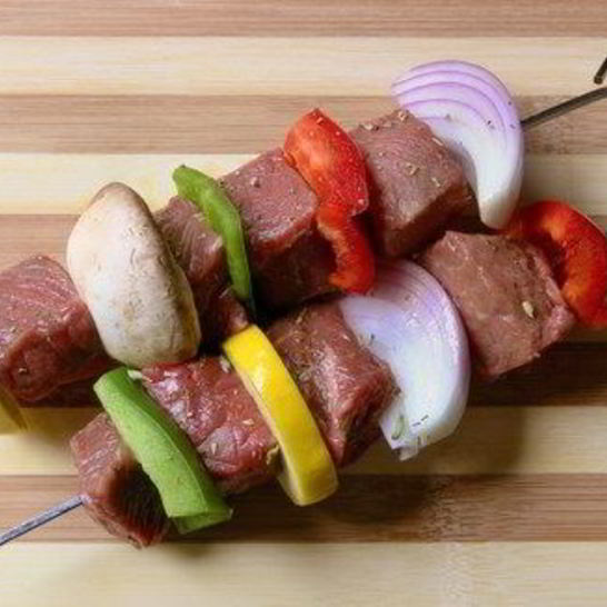 Рецепт маринованных говяжьих шашлыков с овощами и грибами