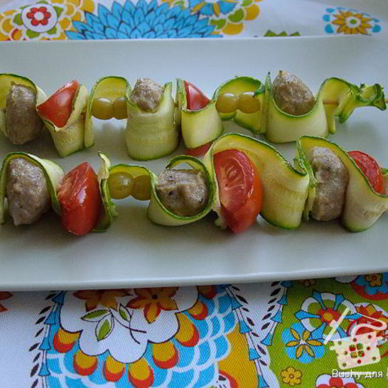 Рецепт шашлычков из фрикаделек с виноградом и помидорами