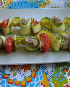 Шашлычки из фрикаделек с виноградом и помидорами