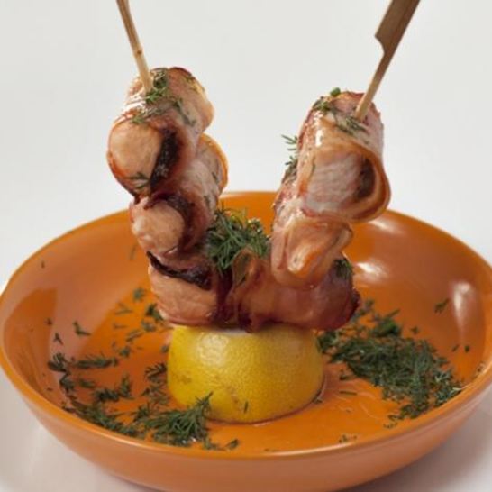 Рецепт шашлычков из семги с беконом