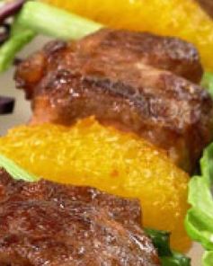 Шашлычок из баранины с апельсинами и овощным салатом