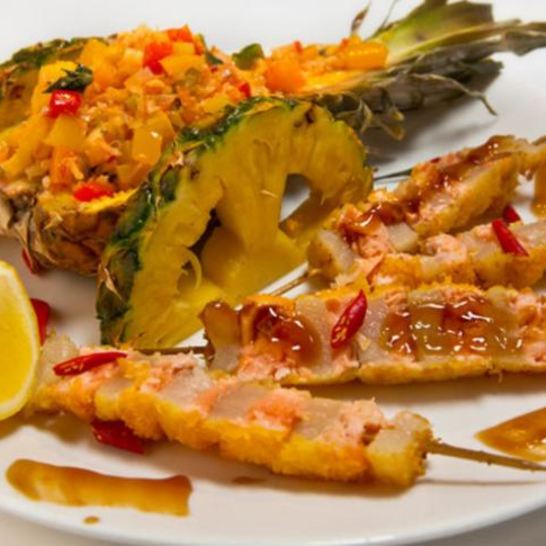 Рецепт шашлычка из гребешка и лосося с овощным соте в ананасе