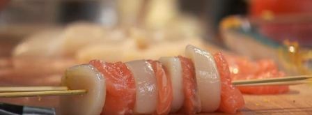 шашлычок из гребешка и лосося с овощным соте в ананасе. Шаг 2