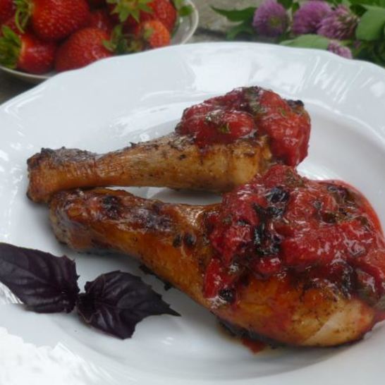 Рецепт шашлыка из курицы с клубнично-базиликовым соусом