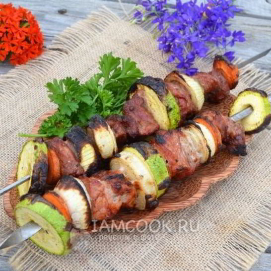 Рецепт свиного шашлыка с овощами на углях