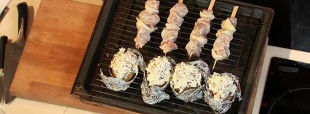 цыганскии шашлык из четырех видов мяса с черным хлебом. Шаг 6