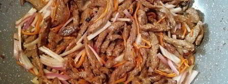 соба — гречневая лапша с говядиной и овощами. Шаг 12