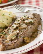 Говяжий стейк со сливочно-грибным соусом