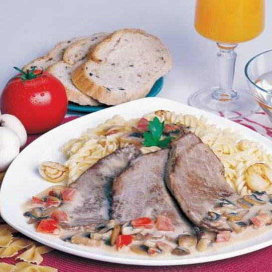 Рецепт пасты с мясными стейками в грибном соусе