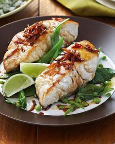 Стейк голубой акулы на сковороде