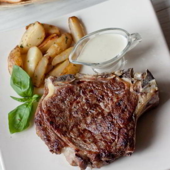 Рецепт стейка из говядины со сливочным соусом из голубого сыра