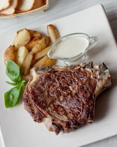 Стейк из говядины со сливочным соусом из голубого сыра